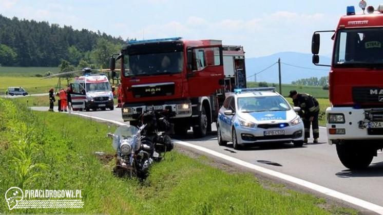 Na DK 8 koło Szklar motocyklista wjechał w busa, interweniowało LPR
