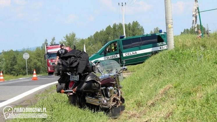 Na DK 8 koło Szklar motocyklista wjechał w busa, interweniowało LPR