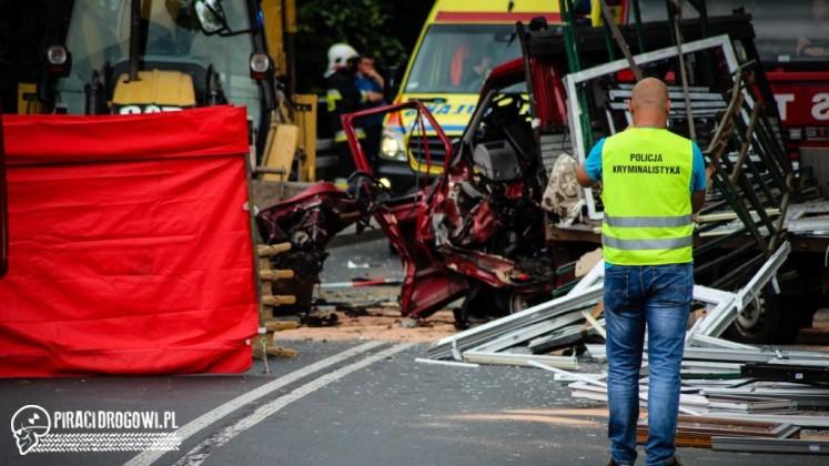 W Żywcu bus zderzył się z koparką. Zginął kierowca samochodu
