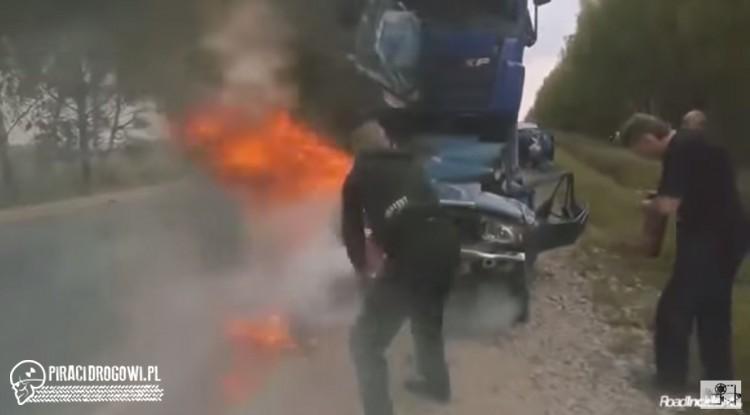 Dramatyczna walka o życie kierowcy. Mężczyzna spłonął wołając o pomoc.