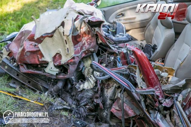 Volvo zmiażdżone po czołowym wypadku. 21-letni kierowca zginął na miejscu.