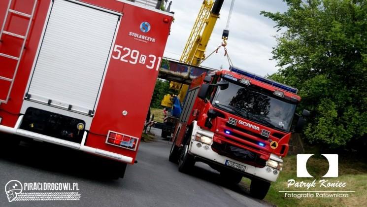Ciężarówka zahaczyła o wiadukt kolejowy. Część budowli zawisła na samochodzie