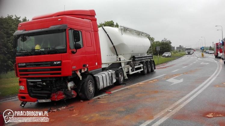Passat kontra DAF na krajowej 42. Kierowca osobówki wylądował w szpitalu.