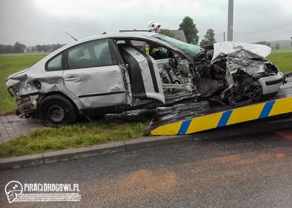 Passat kontra DAF na krajowej 42. Kierowca osobówki wylądował w szpitalu.