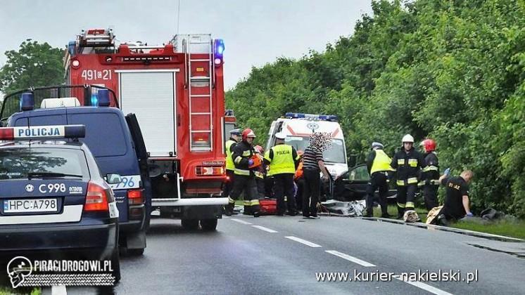 Audi rozpadło się na dwie części po zderzeniu z renault. Cztery osoby ranne.