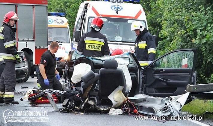 Audi rozpadło się na dwie części po zderzeniu z renault. Cztery osoby ranne.