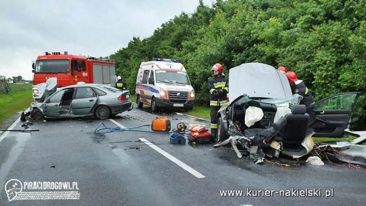 Audi rozpadło się na dwie części po zderzeniu z renault. Cztery osoby ranne.