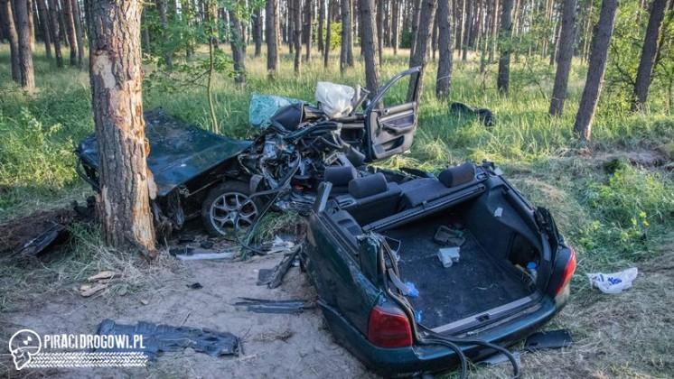 Audi wbiło się w drzewo pod Wolsztynem. W akcji 2 śmigłowce LPR
