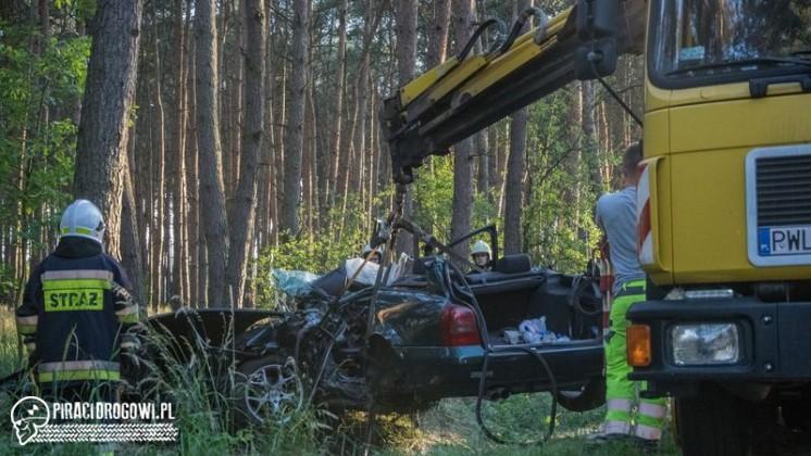 Audi wbiło się w drzewo pod Wolsztynem. W akcji 2 śmigłowce LPR