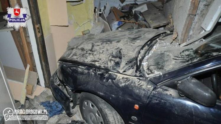 19-letni kierowca audi wypadł z drogi i wbił się w budynek