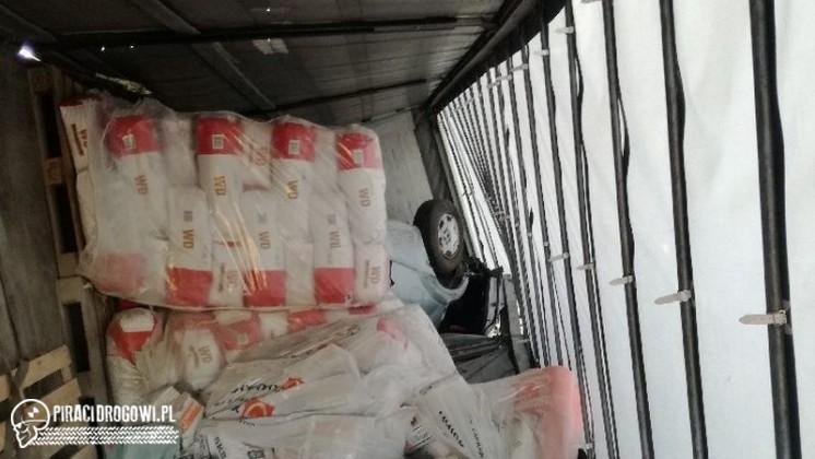 Mercedes przygnieciony naczepą tira na autostradzie A4. Kierowca przeżył cudem