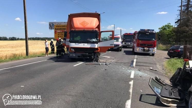 Groźna czołówka ciężarówki z oplem pod Opolem. W akcji LPR