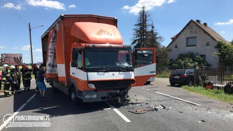 Groźna czołówka ciężarówki z oplem pod Opolem. W akcji LPR