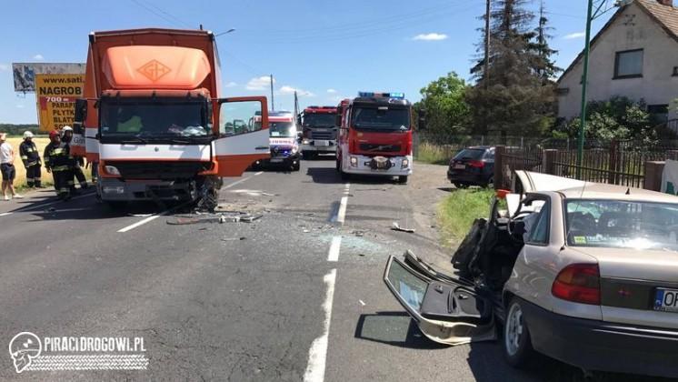 Groźna czołówka ciężarówki z oplem pod Opolem. W akcji LPR