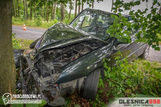 Kobieta na promilach uderzyła w drzewo