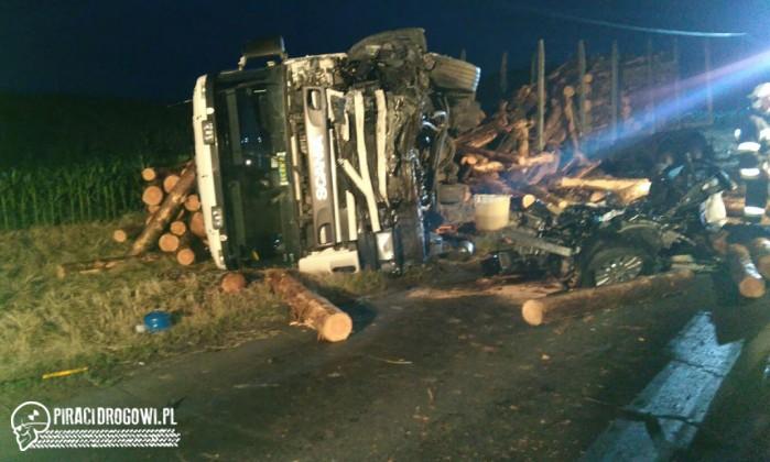Zderzenie mercedesa i scanii wiozącej ścięte drzewa. Zginął 40-letni ksiądz.