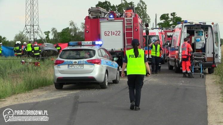 16-latka w ciąży zginęła po uderzeniu BMW w słup. Zginął także 21-latek