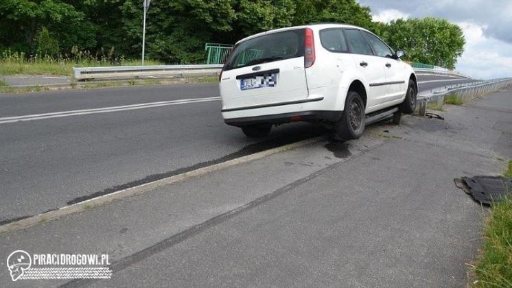 Chwile grozy w Lubinie. Z trójką dzieci zaparkowała na barierze energochłonnej 