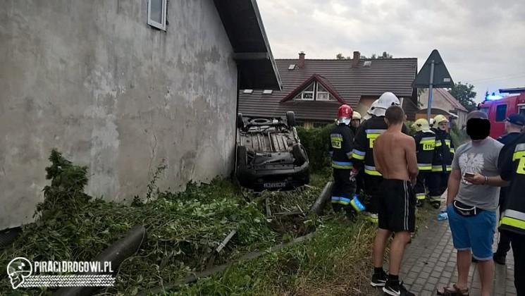 Wpadł w poślizg, dachował i zatrzymał się na ścianie budynku