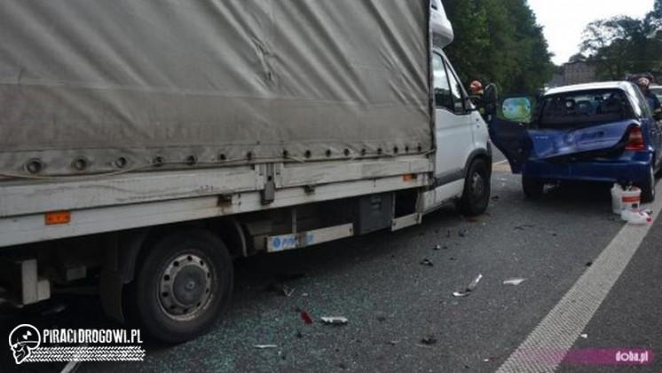 Kraksa 5 samochodów na DK 8 w Szczytnej. 3 osoby poszkodowane