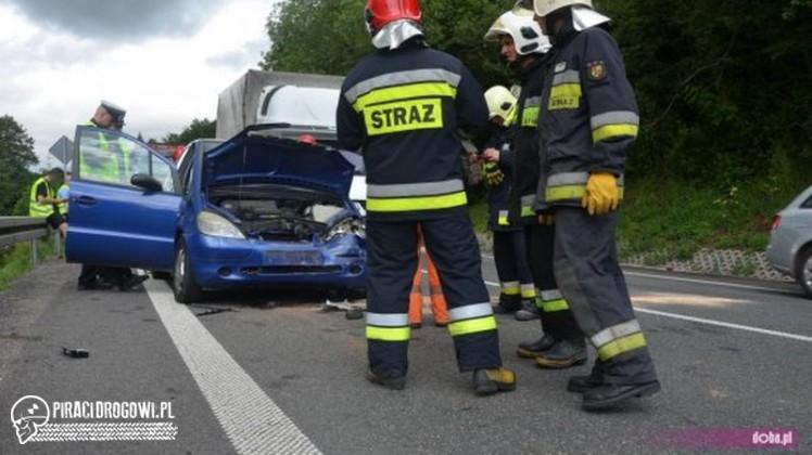 Kraksa 5 samochodów na DK 8 w Szczytnej. 3 osoby poszkodowane