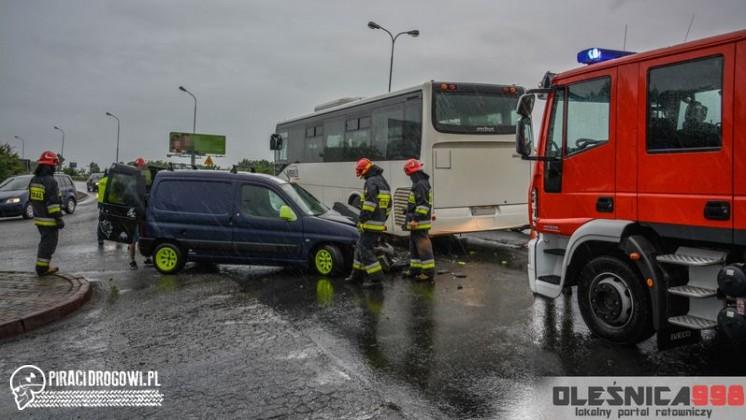 Zderzenie autobusu z citroenem w Oleśnicy