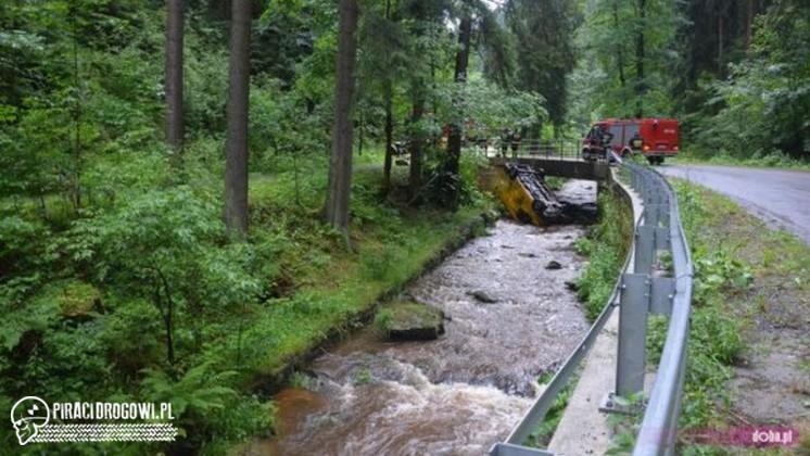 Kierowca transita wpadł do rzeki i dachował