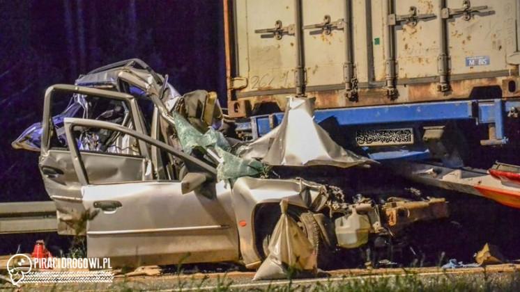 Ford zmiażdżony w wypadku na A4. Uderzony w tył wbił się w naczepę. LPR w akcji