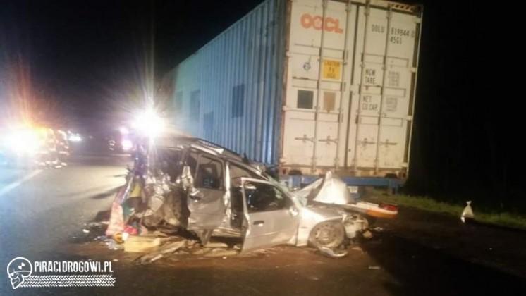 Ford zmiażdżony w wypadku na A4. Uderzony w tył wbił się w naczepę. LPR w akcji