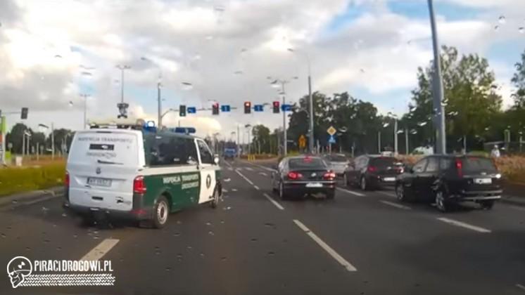 ITD i bezpieczna zmiana pasa ruchu. Nagranie z kamerki