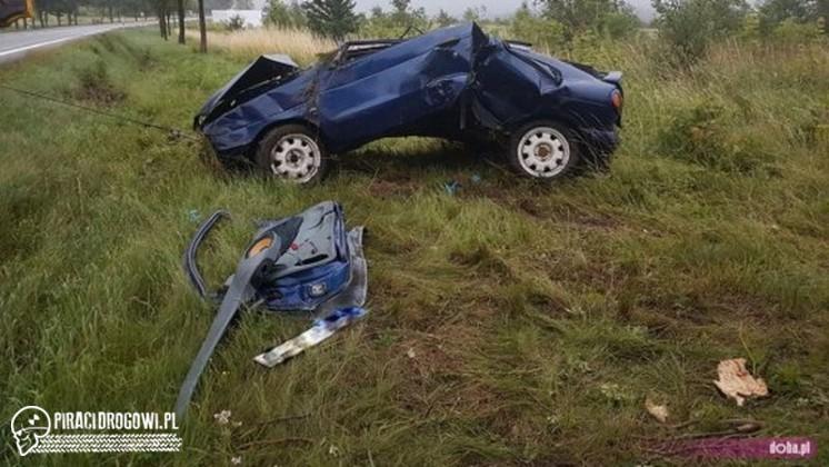 Dachował i uderzył w drzewo. 26-latek poniósł śmierć na miejscu