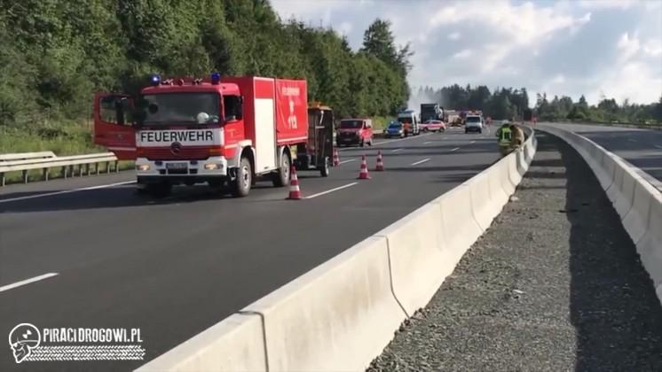 Tragedia na niemieckiej autostradzie. Po zderzeniu z tirem spłonął autobus. 
