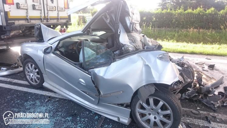 Farciarz roku! Osobówka zmiażdżona pomiędzy TIR-ami. Kierowca wyszedł cało!