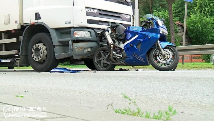 W Rumi ciężarówka zaparkowała na tyle motocykla. Dwie osoby ranne