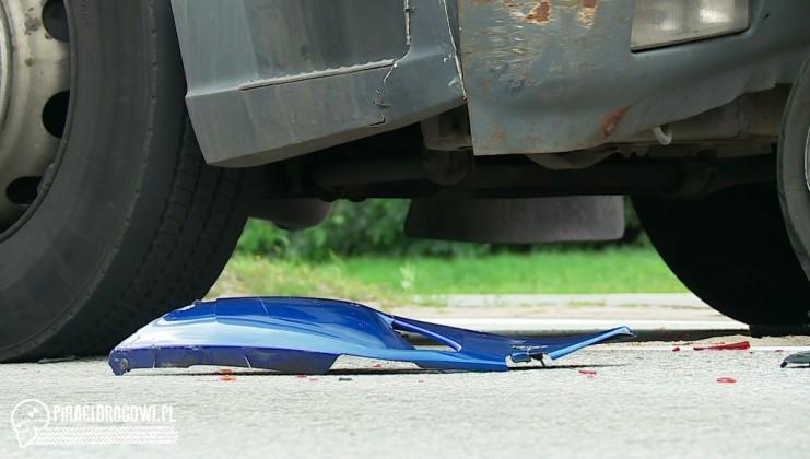 W Rumi ciężarówka zaparkowała na tyle motocykla. Dwie osoby ranne