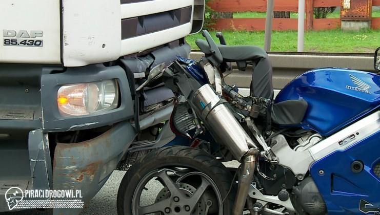 W Rumi ciężarówka zaparkowała na tyle motocykla. Dwie osoby ranne