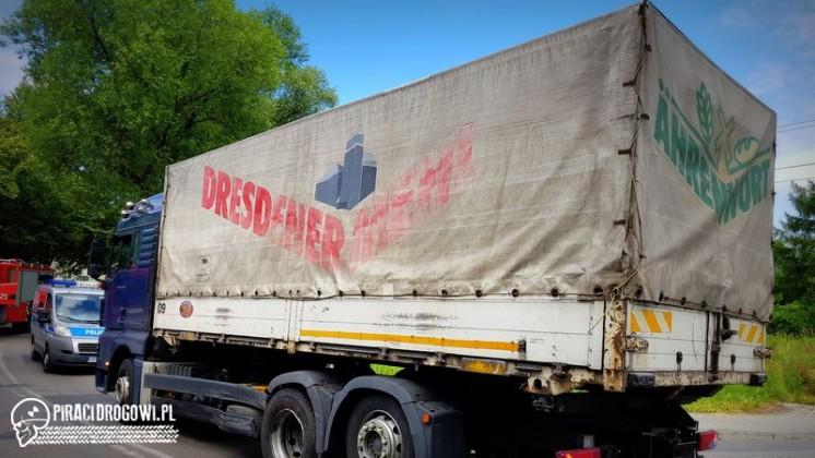 19-latka kierująca fordem czołowo zderzyła się z ciężarówką w Ustroniu