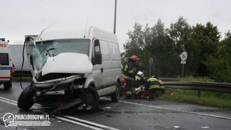 DK 91. Autobus zjechał ze skarpy i dachował. 11 osób rannych. 