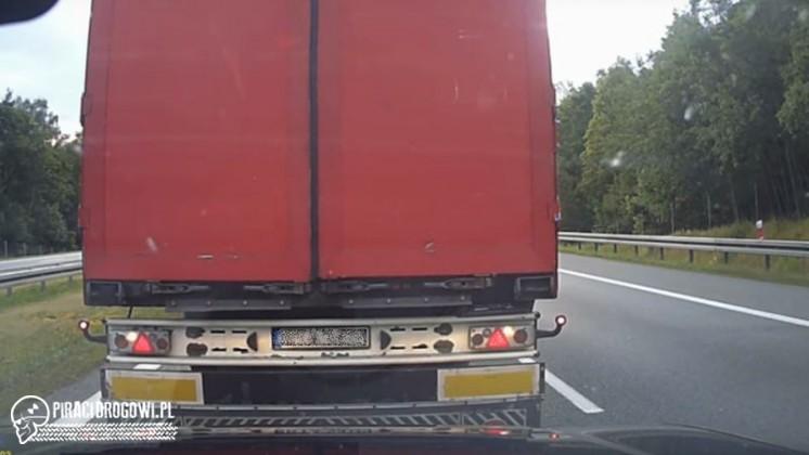 Szeryf w tirze na autostradzie. Tylko kogo on blokuje?