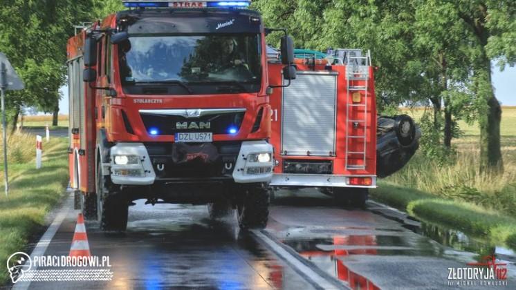 17-letnia kobieta zginęła po dachowaniu golfa pod Złotoryją.