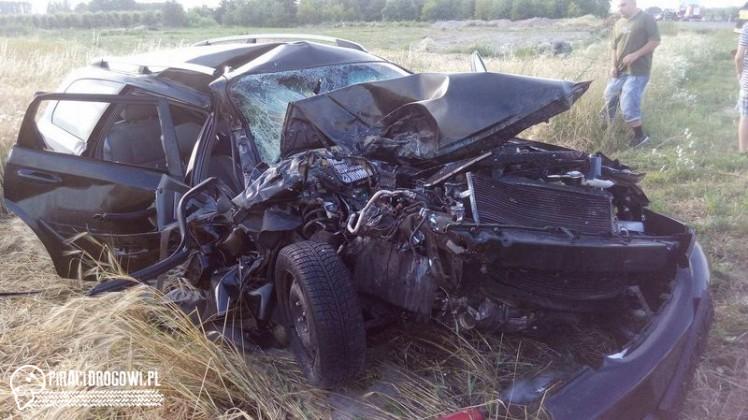 Uderzył w tył naczepy tira a następnie zderzył się z osobówką. LPR w akcji.