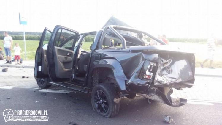 Uderzył w tył naczepy tira a następnie zderzył się z osobówką. LPR w akcji.