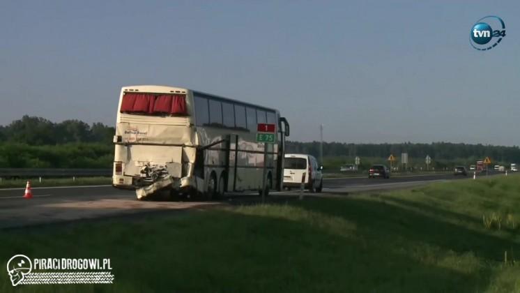Tir wjechał w tył  autobusu wiozącego dzieci na wakacje do Zakopanego.