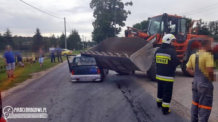 Tico zmiażdżone przez łyżkę ładowacza. Pijany kierowca uciekł zostawiając żonę.