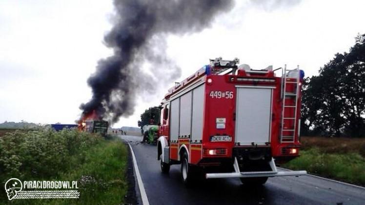 Bus zderzył się z tirem. Auta stanęły w płomieniach. Są ofiary. 2 x LPR w akcji.