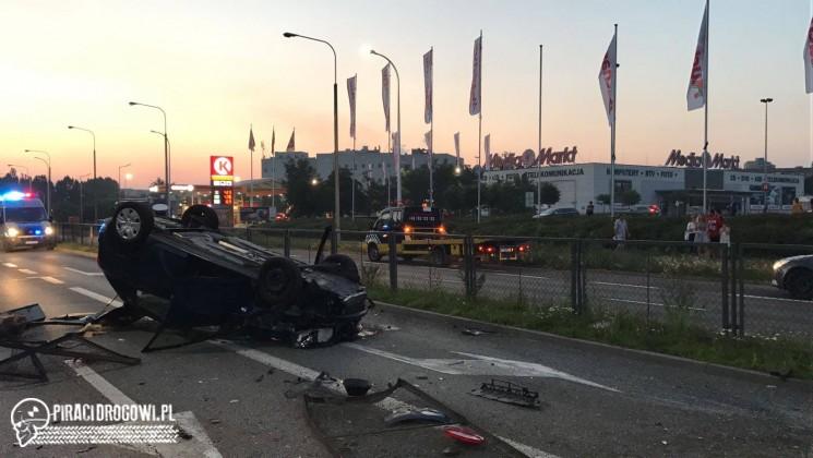 Dachowanie w Opolu. Groźny skutek nieprawidłowej zmiany pasa. 