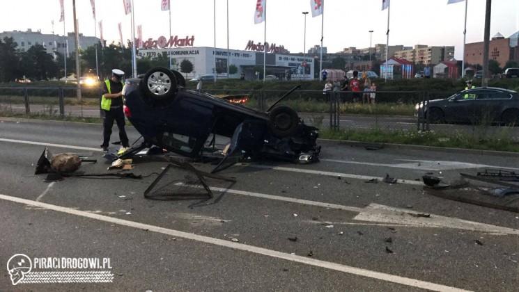 Dachowanie w Opolu. Groźny skutek nieprawidłowej zmiany pasa. 