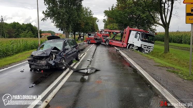 Ciężarówka do przewozu samochodów zmasakrowała dwie osobówki. 