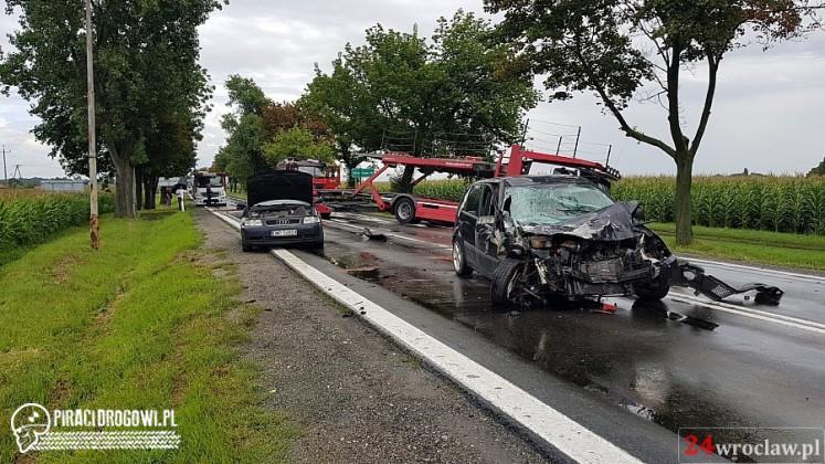 Ciężarówka do przewozu samochodów zmasakrowała dwie osobówki. 