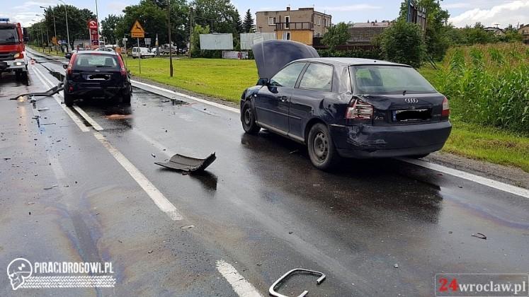 Ciężarówka do przewozu samochodów zmasakrowała dwie osobówki. 